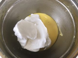 网红肉松小贝,三分之一蛋白霜加入蛋黄糊，用切拌跟翻拌法搅拌均匀，这个不能转圈圈搅拌，不然会消泡