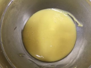 网红肉松小贝,低粉过筛入蛋黄液里搅拌均匀，动作要轻柔不要转圈圈搅拌以免起筋