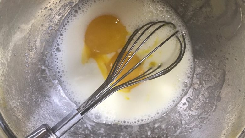 网红肉松小贝,加入蛋黄搅拌均匀，一定要搅拌到完全融合状态