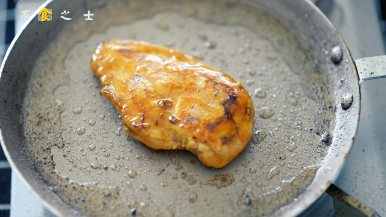 炎炎夏日，来碗东南亚风情的柠香鸡胸凉面吧,锅中放入少许油，将腌好的鸡肉小火煎熟，如果鸡肉太厚，可以从中间劈开
