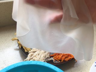 越南春卷,泡好的米皮   像面膜一样   软软的     适当控下水   要不水太多 