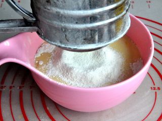 金沙奶黃月餅, 篩入混合好的低筋面粉、玉米淀粉、奶粉，混合均勻。
