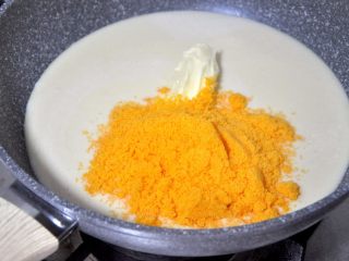 金沙奶黃月餅, 加入黃油和蛋黃，開小火不斷的攪拌，以免糊鍋。