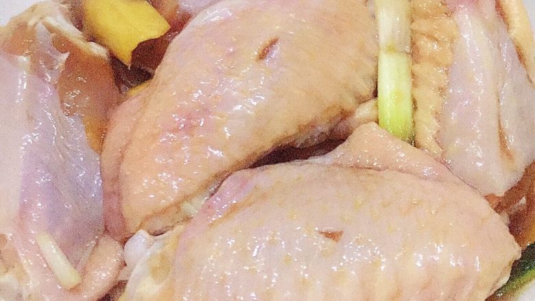 鲍鱼鸡翅煲,用尖刀给鸡翅刺出小孔，方便腌制入味，记得中途用手抓匀