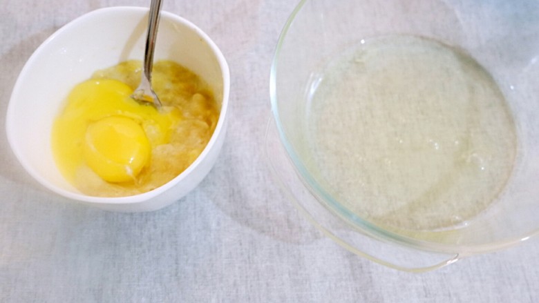 宝宝辅食 香蕉酸奶蒸蛋糕,蛋黄蛋白分离，蛋白放在干净无水的容器，以便打发。蛋黄放入香蕉泥里拌匀。