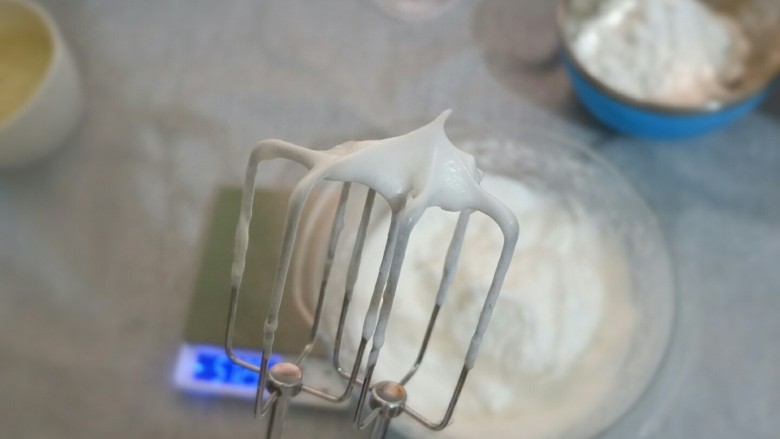 宝宝辅食 香蕉酸奶蒸蛋糕,打成干性发泡，打蛋器提起是三角形的小直钩