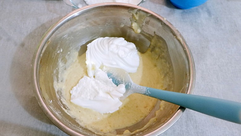 宝宝辅食 香蕉酸奶蒸蛋糕,把打好的蛋白分两次加入蛋黄糊，注意翻拌和切拌手法。这时候锅里可以烧水了。
