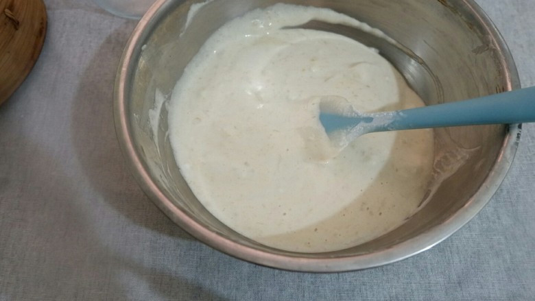 宝宝辅食 香蕉酸奶蒸蛋糕,拌成光滑细腻的面糊