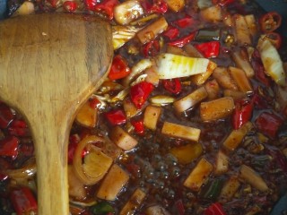 爆炒海螺,下泡菜，突出酸辣味儿
