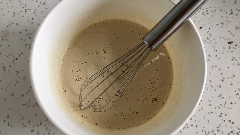水果咖啡蛋挞,用蛋抽搅拌均匀，糖要完全融化。