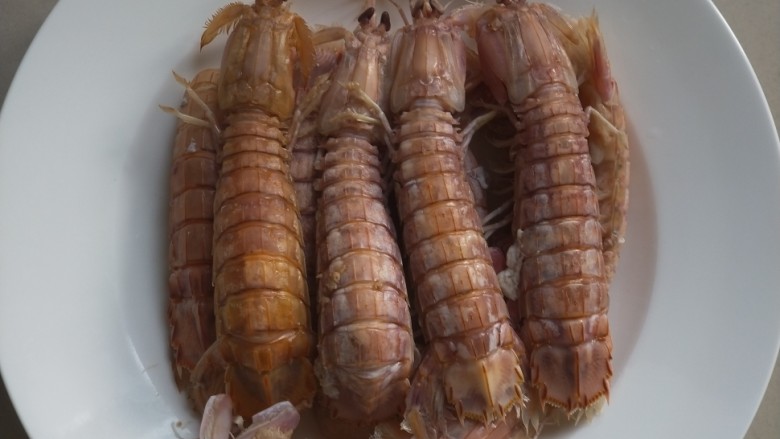白水爬爬虾,开水烧开，把爬爬虾放进去，煮5分钟就熟了，蘸料吃最巴适！