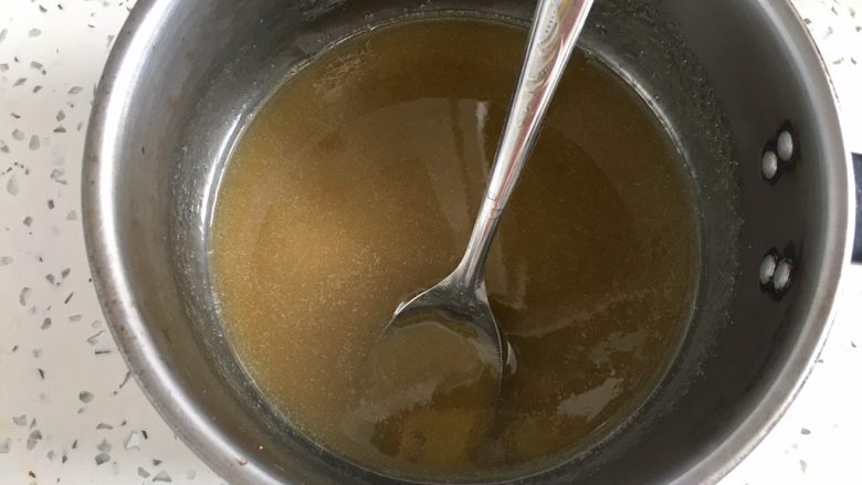 葡萄汁软糖,小火加热，糖和吉利丁粉都要完全融化。