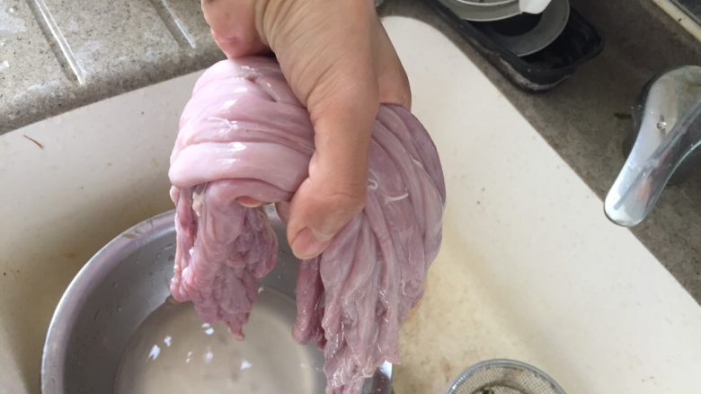 日式味噌煮九转小肠,把猪小肠剪成一样长的一截一截，30cm左右。把猪小肠的一段口子撑开，用流水把里面的粉色的东西冲洗出来。翻转另一段注水冲洗一次。洗到没有东西再从肠子里流出来为止。