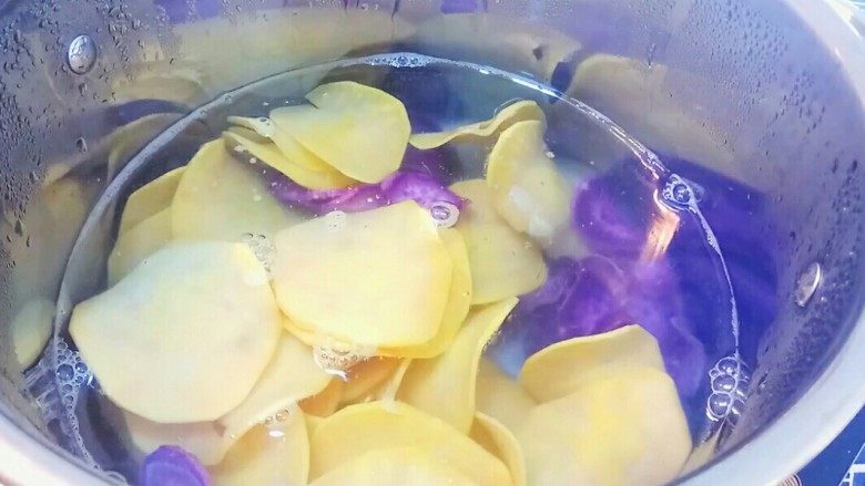 彩薯脆片,锅里放水，水烧开后放入薯片，焯水一分钟。