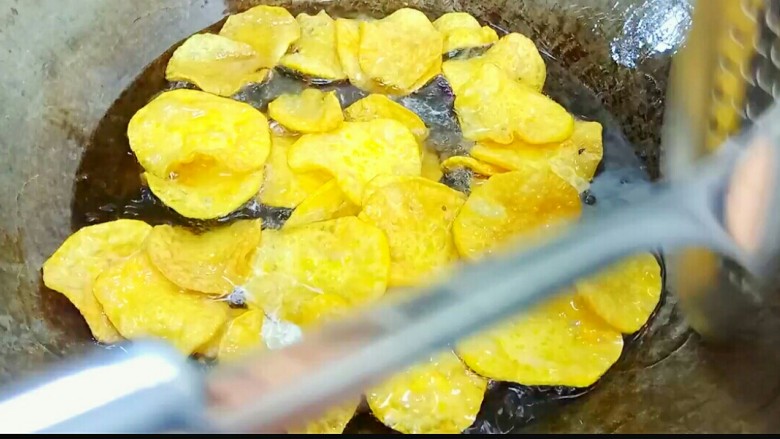 彩薯脆片,炸5分钟左右，薯片表面金黄酥脆就可以了。