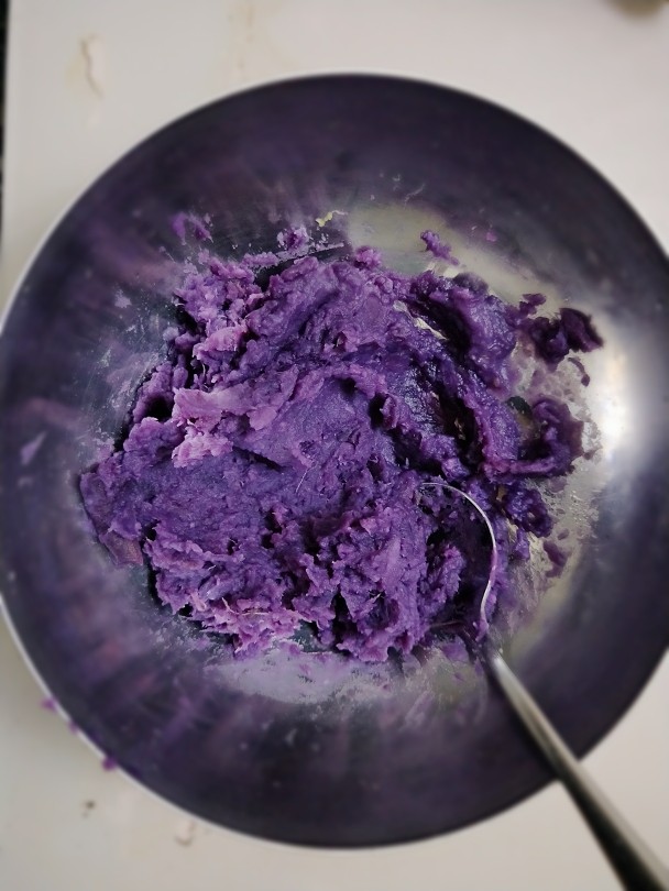 手工芋圆奶茶,紫薯泥的颜色真的超级漂亮啊！忍不住多放一张照片。揉完以后发现紫薯比红薯水分要多，这应该怎么处理呢？待会告诉你，嘻嘻。