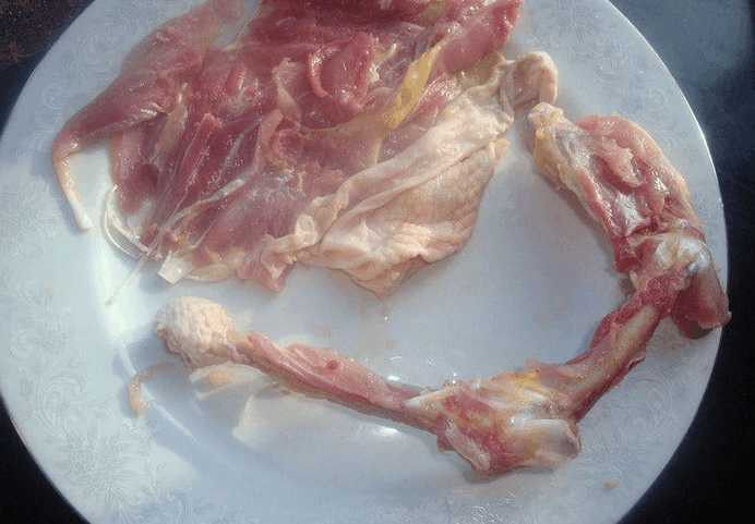 鸡腿的新吃法，你一定没试过，又香又好吃,用厨房剪刀把鸡胸肉和骨头分离，鸡胸肉分开