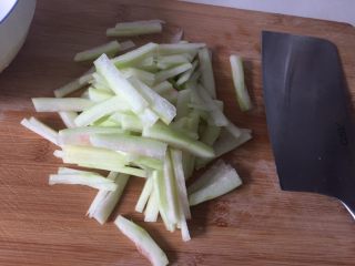 凉拌西瓜皮,洗干净切成薄薄的长条。