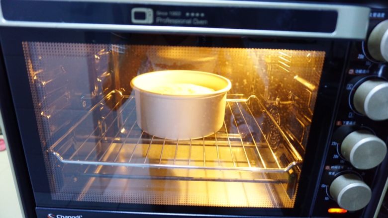 基础戚风蛋糕（两蛋配方）,烤箱调到150度，上下火，烤50分钟，每台烤箱的实际温度都不一样，按个人实际情况上下调节。