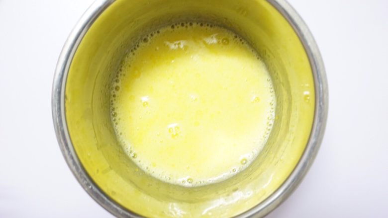 基础戚风蛋糕（两蛋配方）,蛋黄先加入砂糖搅拌至融化后，加入<a style='color:red;display:inline-block;' href='/shicai/ 140122'>玉米油</a>和牛奶，用手动打蛋器开始进行乳化。