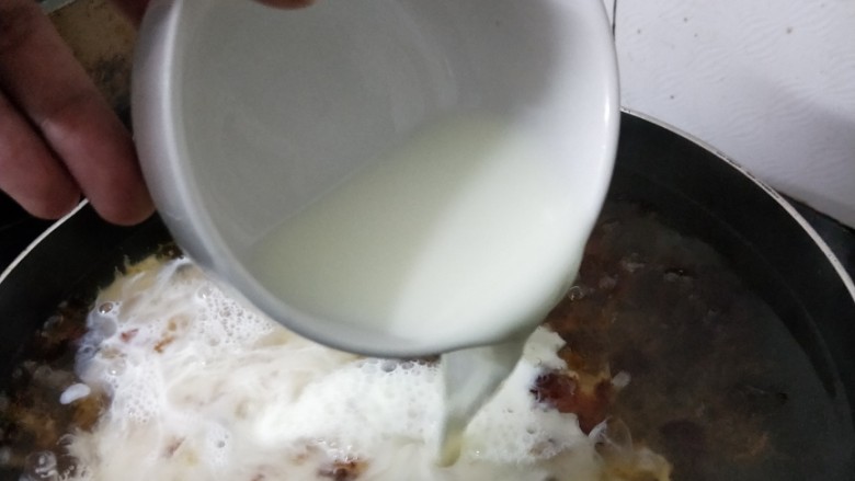 桃胶牛奶🐮,熬了25分钟之后倒入之前备好的牛奶冲好倒下去、再搅拌煮5分钟。