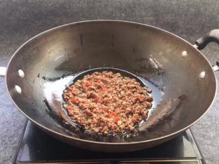 #食二星座#芹菜炒牛肉末,将腌制好的牛肉糜倒入锅中，大火爆炒。

