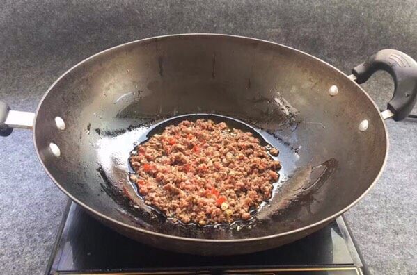 #食二星座#芹菜炒牛肉末,将腌制好的牛肉糜倒入锅中，大火爆炒。

