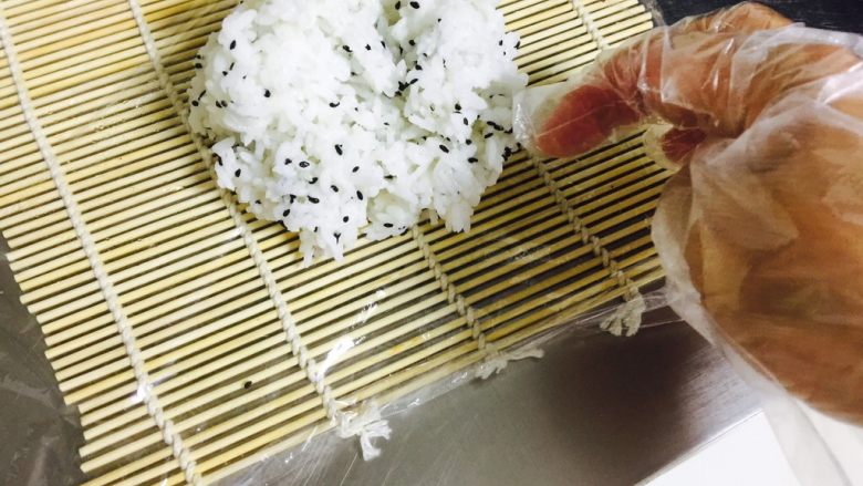🍣木鱼花寿司🍣,取一份米饭🍚 铺匀