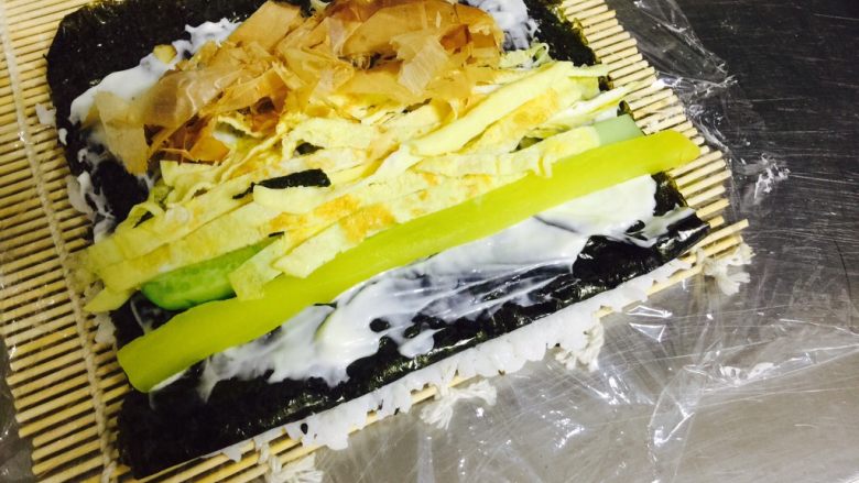 🍣木鱼花寿司🍣,放上配料
