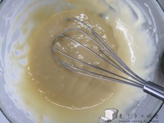 原味松饼,用手动打蛋器将材料搅拌均匀，注意不要起筯
