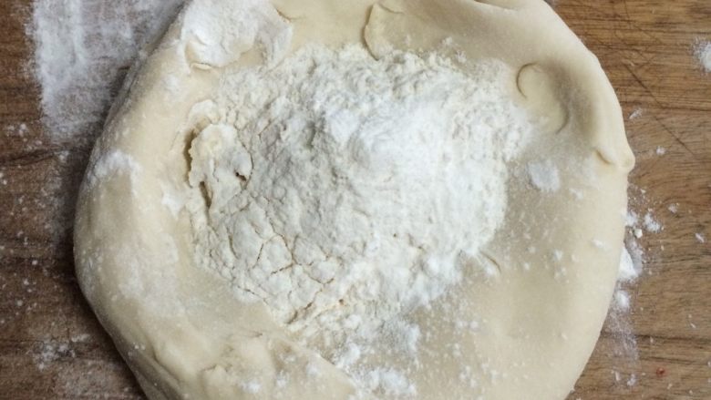 熊猫豆沙包,醒发好的面团做成一个碗状，里面放干面粉