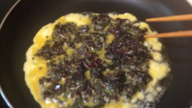 紫蘇煎蛋,平底鍋放少油，倒入蛋液後用筷子或湯匙調整紫蘇分佈，平均厚度咬下才會酥脆不硬