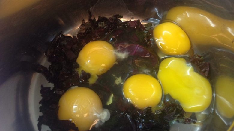 紫蘇煎蛋,將切細絲的紫蘇葉和雞蛋均勻攪拌，加入些許鹽巴/胡椒鹽調味即可