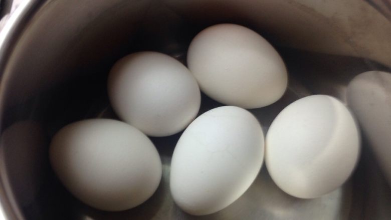 紫蘇煎蛋,孩子喜歡吃蛋，所以我多放兩顆，一般使用3顆即可