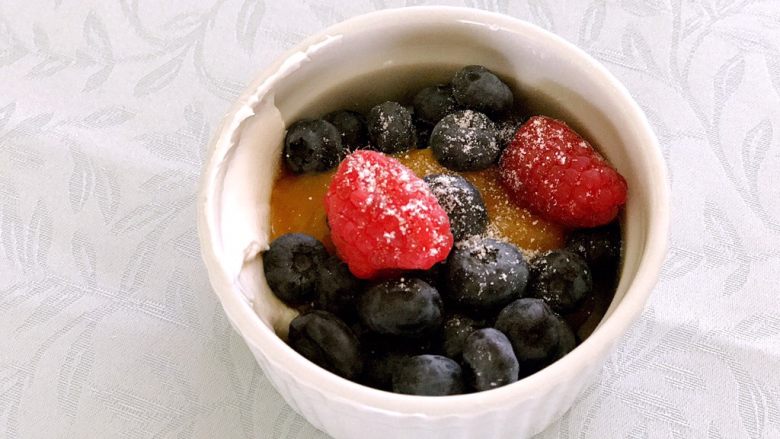 素食早餐,希腊酸奶上面浇两勺芒果酱，放上<a style='color:red;display:inline-block;' href='/shicai/ 623'>蓝莓</a>和红莓，撒点糖霜做装饰。