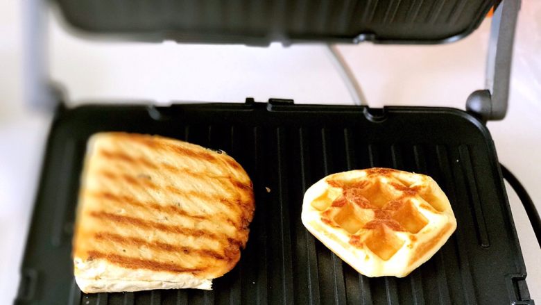 素食早餐,面包片和华夫饼放烧盘加热。