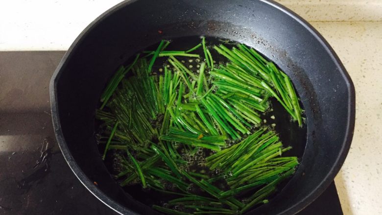 超有内涵的葱油乌冬面,将葱苗入锅继续熬制。