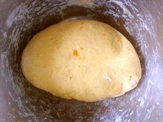 南瓜大馒头,和成光滑的面团发酵一到两个小时。