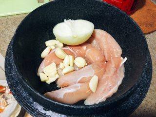 日式鸡汤泡饭,鸡胸或者鸡柳洗干净，放入锅里。加入洋葱，蒜瓣，1升左右的水，大火煮开，转小火煮1小时。