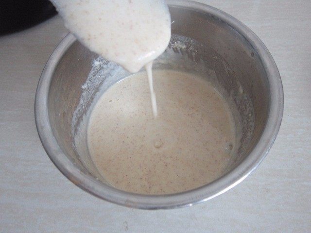 土豆丝卷饼,加入清水，混合搅拌成顺滑面糊。