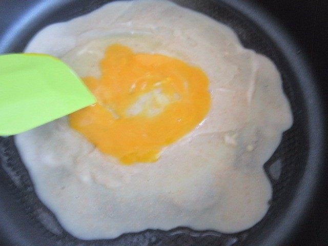 土豆丝卷饼,打入鸡蛋。