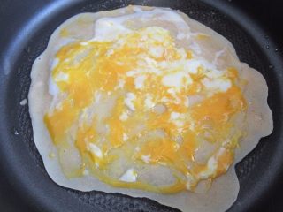 土豆丝卷饼,将鸡蛋划散。
