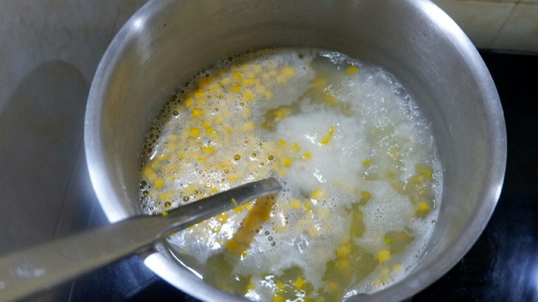 宝宝辅食 生滚南瓜肉丸粥,也可以先烧水，水滚开以后南瓜和米再一起放进去煮
