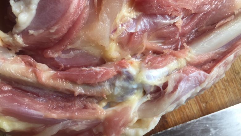 香爆豆豉鸡,在鸡腿中间划开一刀.在慢慢的把肉完整的剔下来.