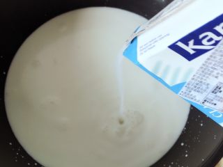 红豆椰奶西米露,把椰奶加入牛奶中(喜欢椰奶味的小伙伴可以多放一些椰奶)