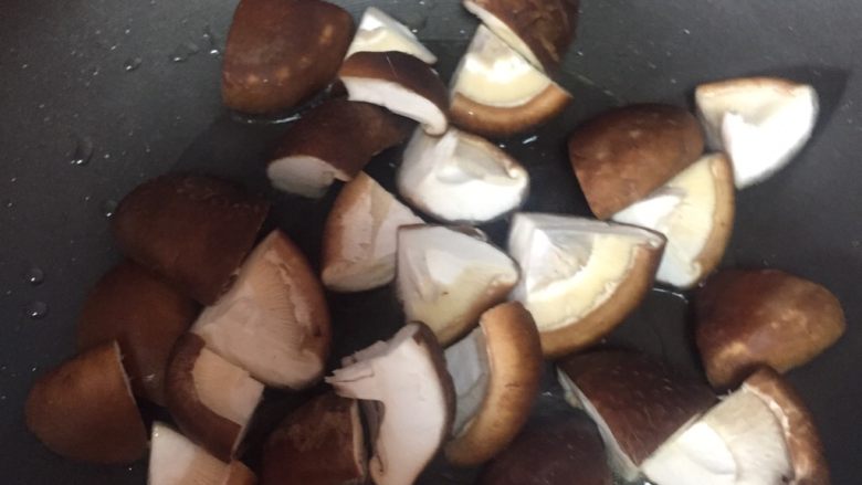 香爆豆豉鸡,锅里热锅冷油爆香鲜菇.