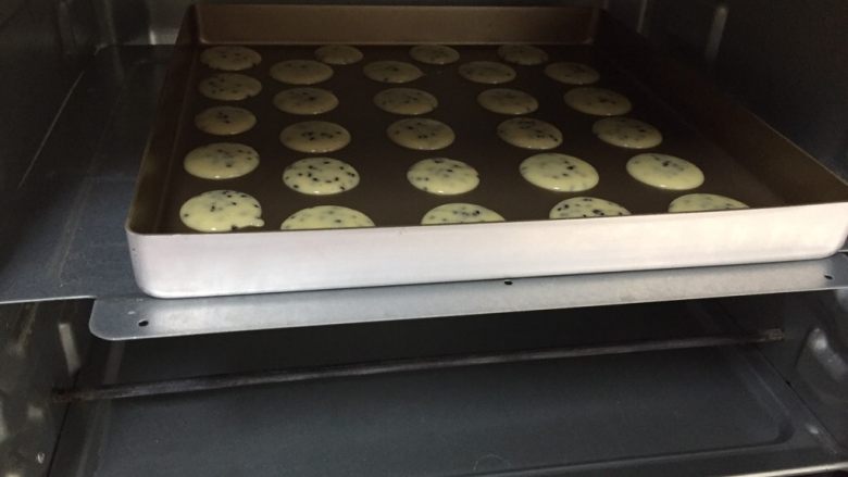 黑芝麻薄饼干,烤箱预热160度，中层，上下火，15分钟