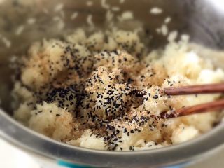 素味五彩便当,白米饭蒸熟后趁热拌入小麦胚芽和炒熟的黑芝麻。