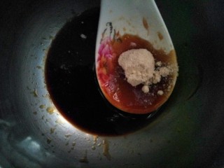 凉拌秋葵,鸡粉适量，再倒入小半碗水搅匀调成料汁