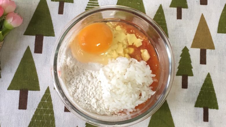 番茄奶酪米饼,最后打入1个鸡蛋，搅拌均匀。